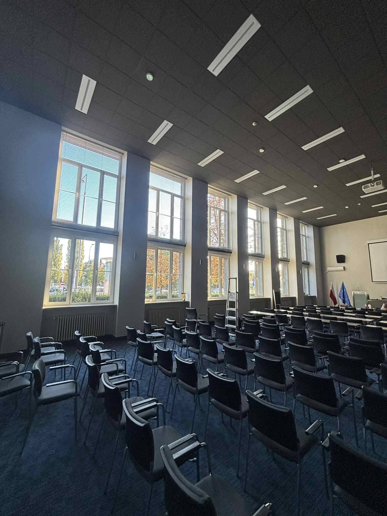 Sala wykładowa KSAP z nowymi oknami